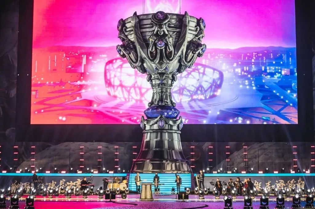 在今日TES对阵OMG的比赛中，Rookie使用阿卡丽达成了在LPL的第3000杀，是LPL第1位达成该成就的选手＼